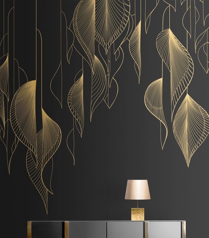 جدار أنيق بتصميم ذهبي على خلفية سوداء يعرض رسومات أوراق الجدران بالمدينة المنورة بفنية انسيابية، مع طاولة ومصباح