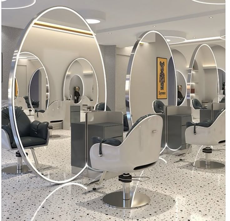 كراسي فضية ومرايات دارية مقابل الكراسي بالمدينة المنورة