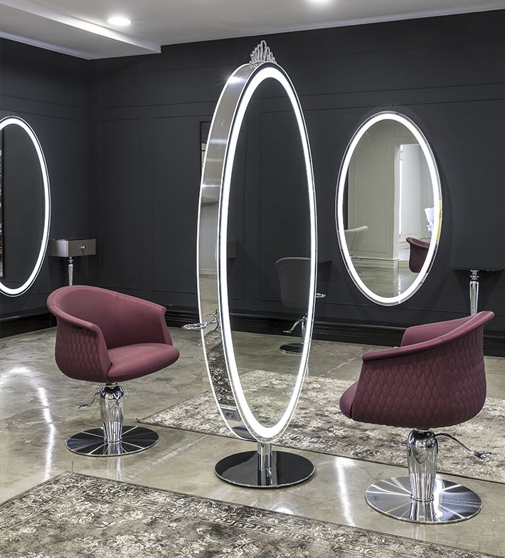 كراسي حمراء ومرئاة دائرية بالمدينة المنورة