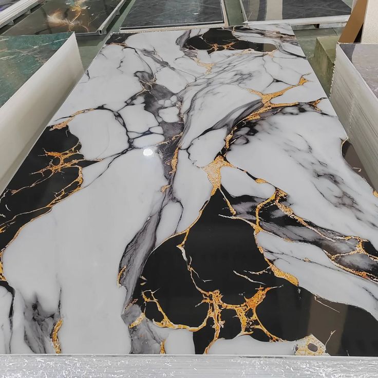 لوح رخام ابيض فيه بعض التموجات السوداء وخطوط باللون الذهبي تم تركيبه بالمدينة المنورة