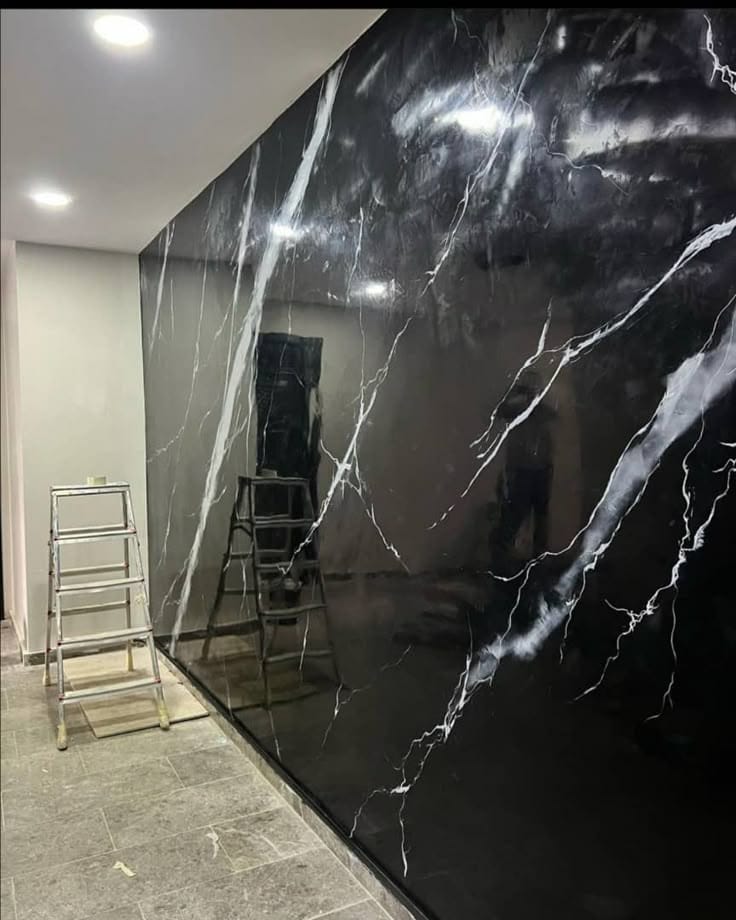 جدار مغطى ببديل رخام اسود وبجانبه سلم من تركيب معلم بديل رخام بالمدينة المنورة