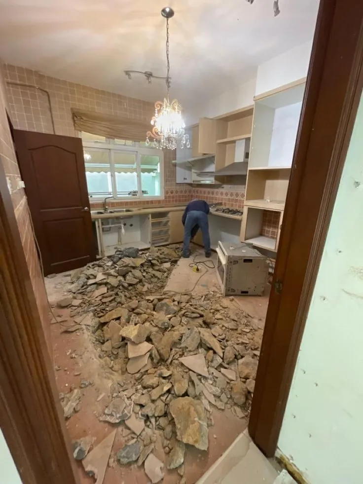 تكسير ارضيات منزل بالمدينة المنورة لاعادة ترميمها
