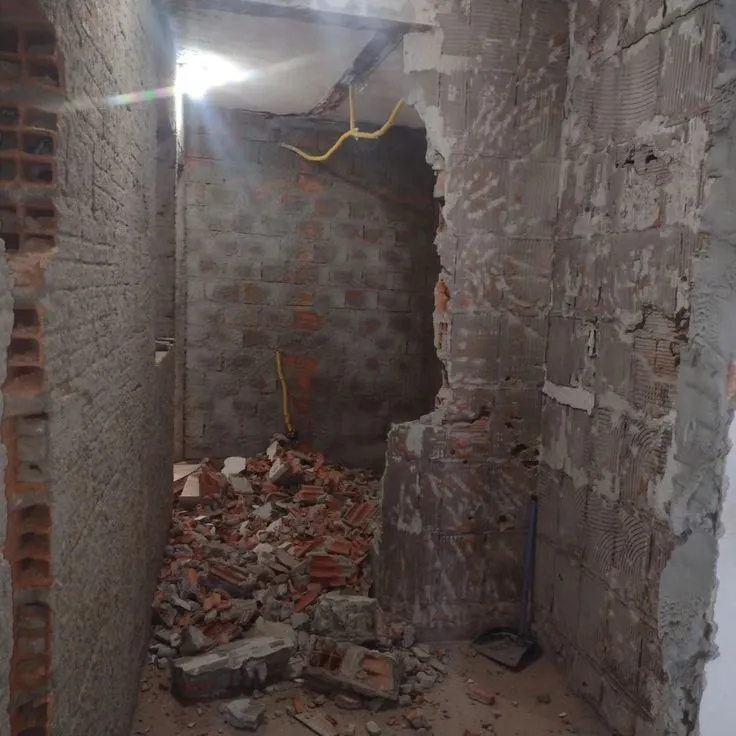 تكسير القواطع والجدران القديمة لاعادةبنائها ضمن اعمال الترميم بالمدينة المنورة