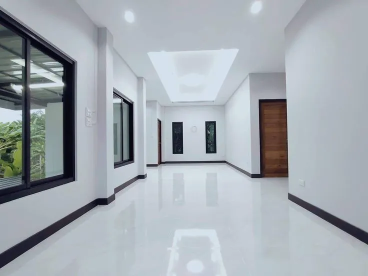 صالة واسعه ونوافذ واسعه وجدران مدهونة بدهانات بيضاء