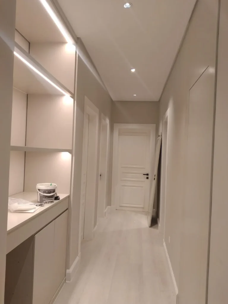 باب ابيض وجدران بيج ودلو دهان