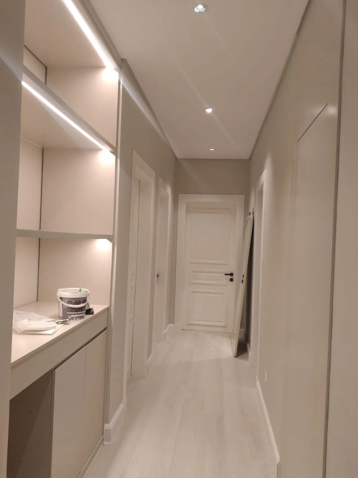 باب ابيض وجدران بيج ودلو دهان