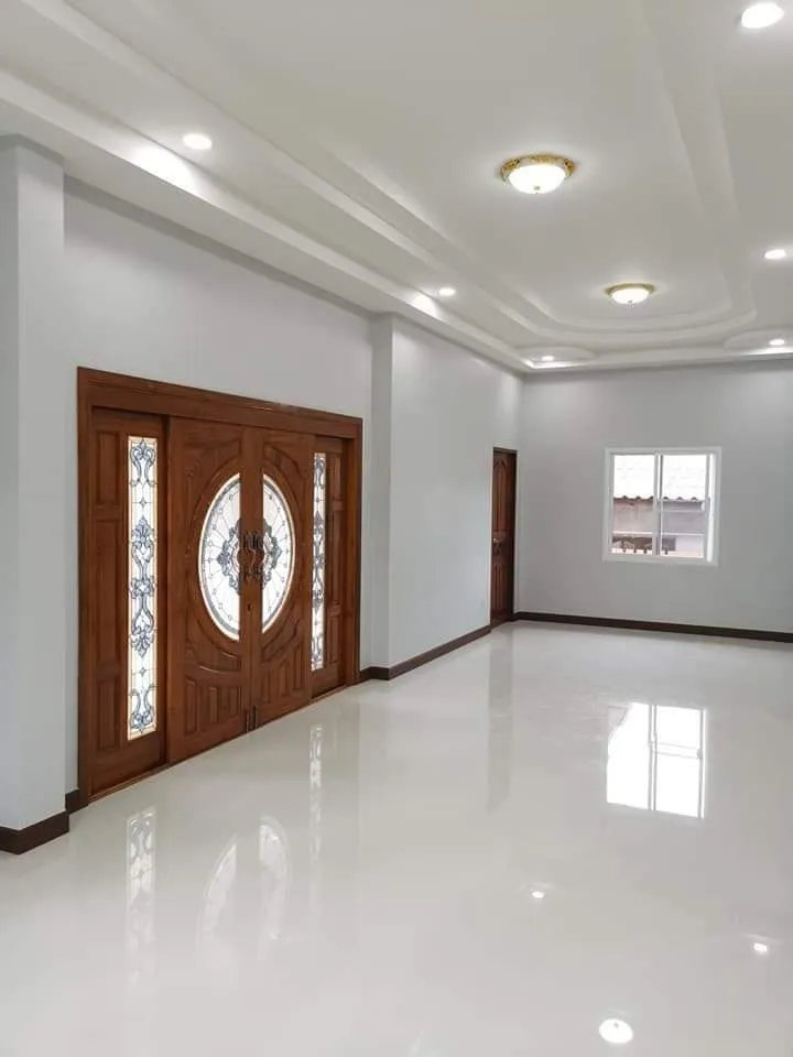 معلم دهانات في المدينة المنورة: دهان جدران بلون رمادي هادئ وموحد يبرز جمال الأبواب الخشبية والأرضيات اللامعة