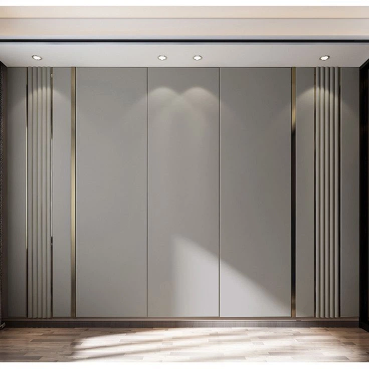 لوح شيبورد بنمط مودرن ثلاث قطع مركزية كبيرة ذات سطح ناعم بلون رمادي يحدها من الجانبين شرائح معدنية باللون الذهبي