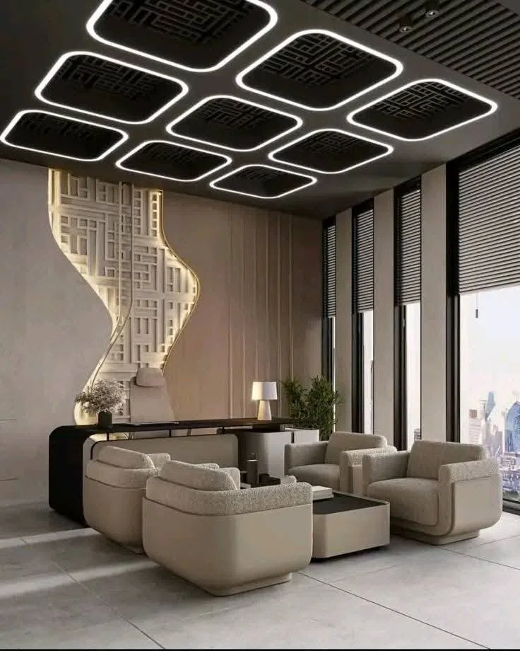 جبس بورد معقد، حيث يتميز السقف بألواح مربعة داكنة ذات إضاءة LED بيضاء هندسية، وجدار خلفي مزخرف