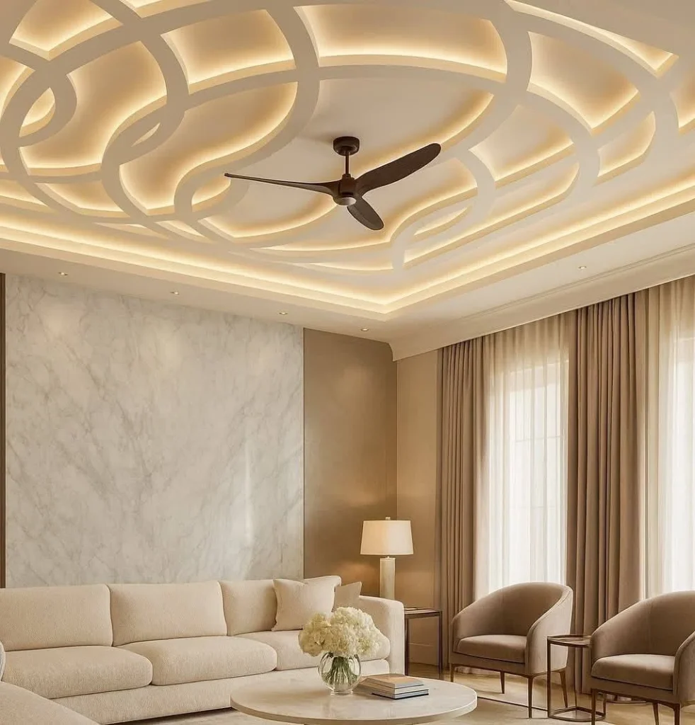 سقف جبس بورد بنقوش هندسية دائرية متداخلة وإضاءة مخفية مع مروحة سقف مركزية