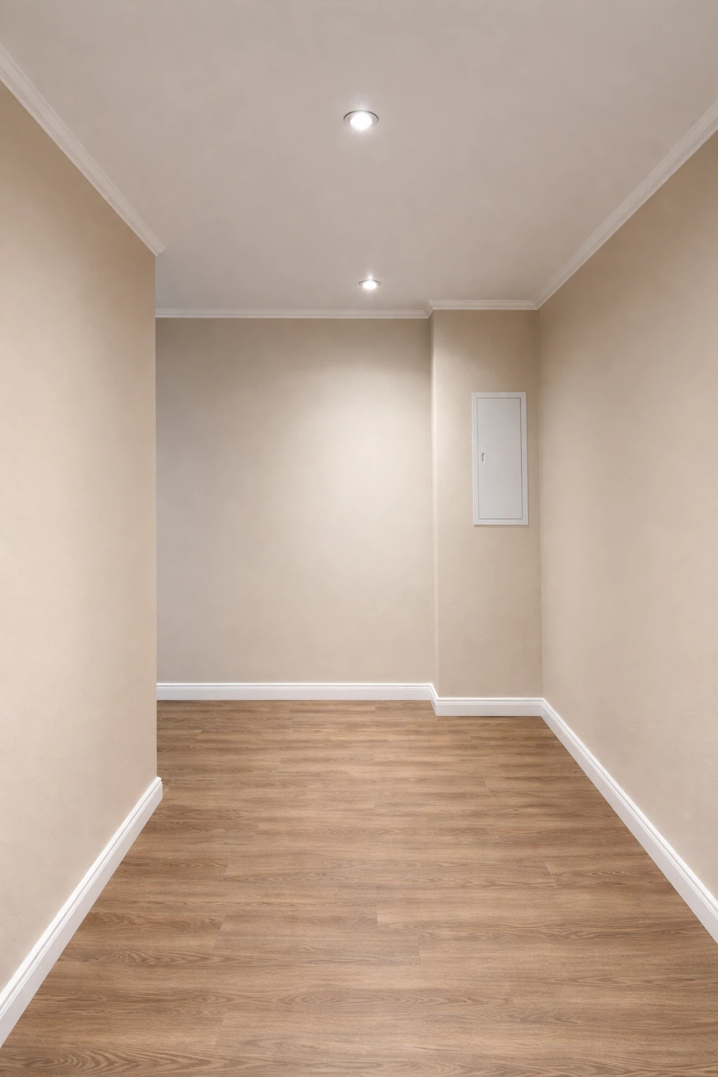 تنفيذ دهانات الممرات والمساحات الداخلية بألوان دافئة (البيج والرملي) دهان موحد مع نعلات بيضاء