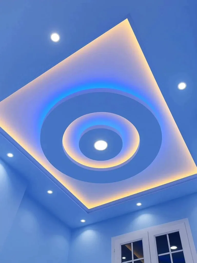 سقف جبس بورد بتصميم مزدوج أزرق في الداخل وبرتقالي حول الإطار الخارجي، مع إضاءة سبوت لايت