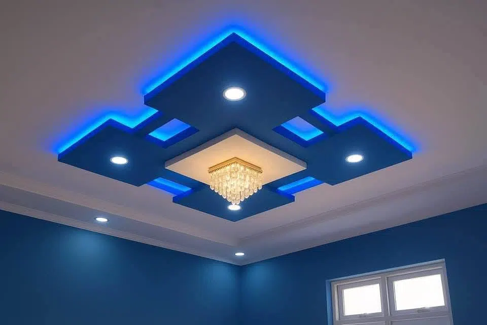 سقف جبس بتصميم هندسي باللون الأزرق والأبيض، بإضاءة مخفية زرقاء وثريا في المنتصف