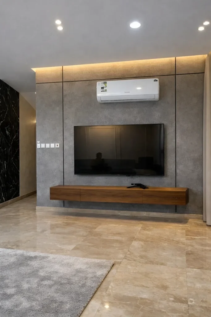 جدار تلفاز بديكور بديل الشيبورد بلون بيج هادئ مع وحدة تخزين خشبية معلقة وإضاءة مخفية علوية