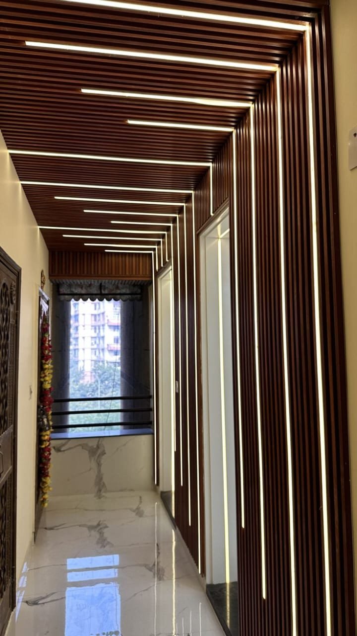 بديل الخشب البني للممر مع إضاءة هندسية